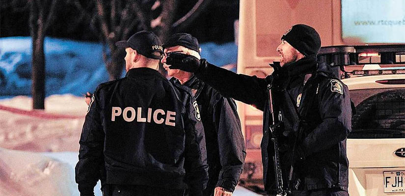 Des policiers présents près de la grande mosquée de Québec lors de l’attentat du 29 janvier 2017. Une vague de dénonciations de crimes haineux avait suivi.